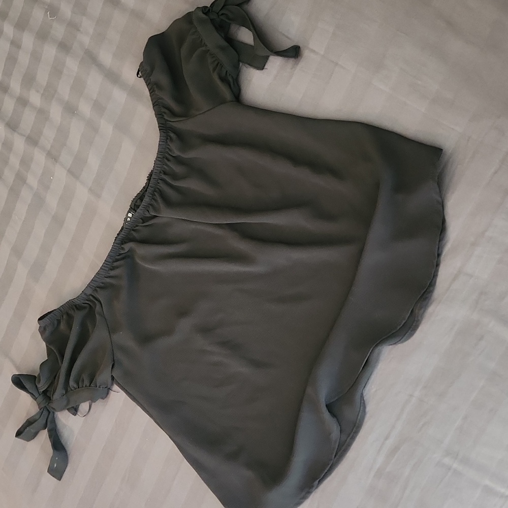 Ladies U2B sheer off the shoulder top, size Large